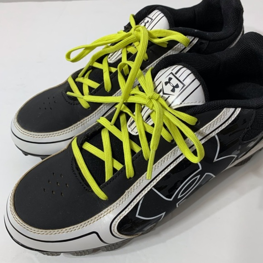 EUC Under Armour Baseball Cleats Size 8.5
